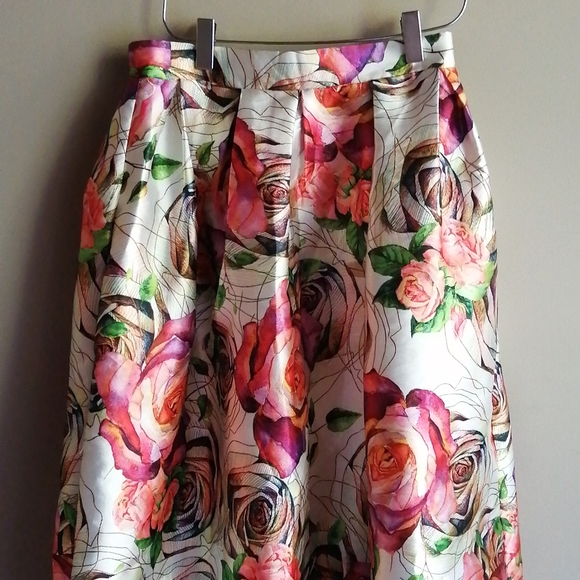 CHELSEA Flowered Skirt Size - Picture 2 of 7